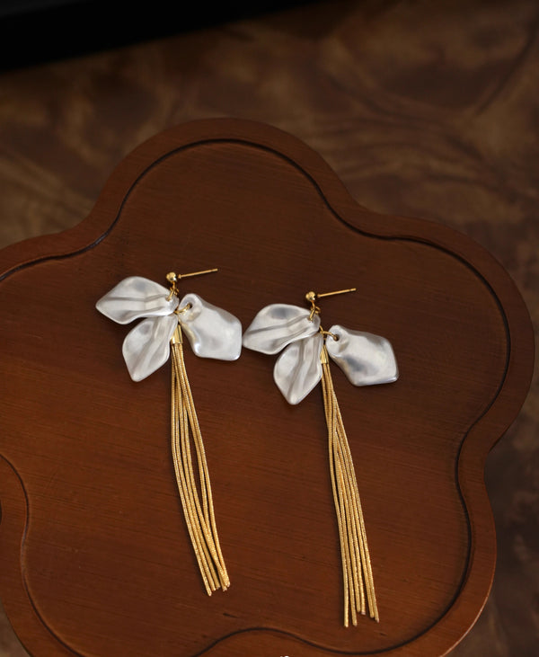 French Romantic White Petal Tassel Earrings – Vintage Style Long Chain Floral Earrings